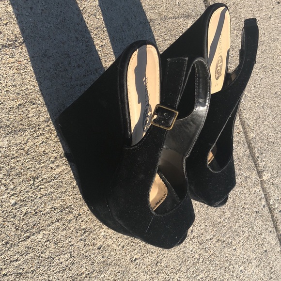 Black, open toe wedged platforms - Picture 2 of 3